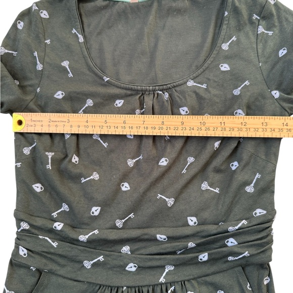 Boden Mabel Jersey Green Lock & Key Print Dress with pockets, size 8 Petite - Picture 5 of 6